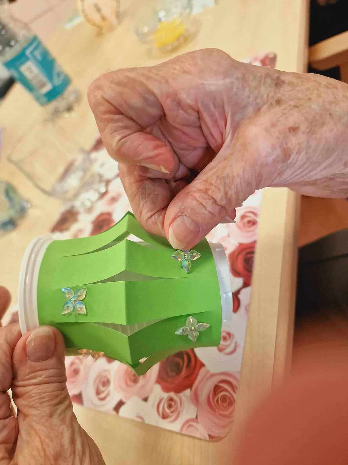 Bewohner beim Kreativen Gestalten