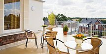 Sonne tanken auf der Terrasse im Pflegeheim Oststeinbek bei Hamburg.