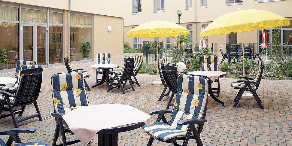 Frische Luft schnappen auf der Terrasse im Pflegeheim Wittenberg