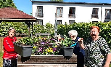 Beim Gärtnern blühen diese Damen auf.