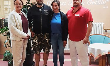Interimsdirektorin Beatrix Erler (links) und Physiotherapeut Mark (rechts) verabschiedeten Patientin Susann Rudoba mit ihrem Mann Martin. 