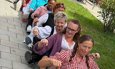 Zu Achim Reichels Seemannslied „Aloha Heja He“ setzte sich das Team des Kursana Domizils auf den Boden und ruderte synchron.