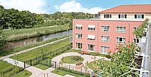 Der Garten im betreuten Wohnen vom Pflegeheim Aurich lädt zum Spazieren ein