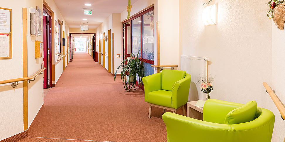 Unterschiedlich gestaltete Flure im Pflegeheim Au sorgen für eine gute Orientierung
