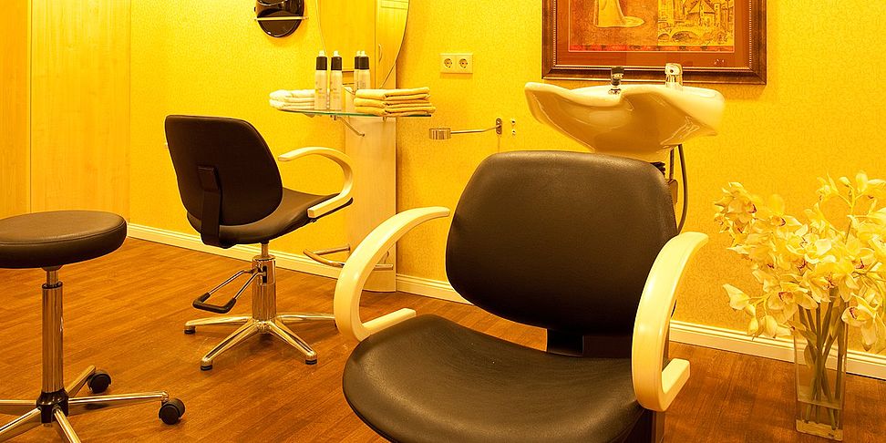 Verwoehnen lassen beim Friseur im betreuten Wohnen Wiesbaden