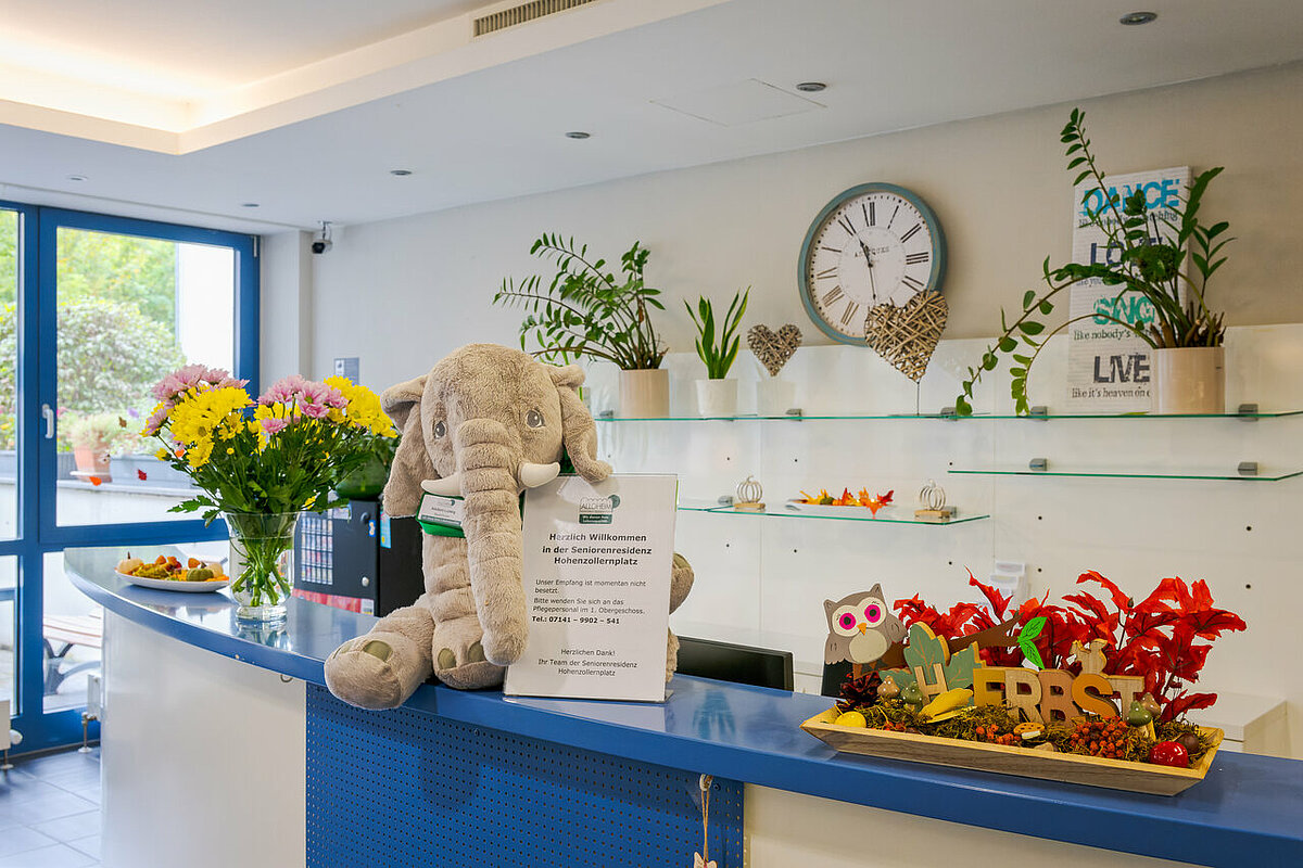 Rezeption mit Elefanten-Maskottchen und Blumendeko