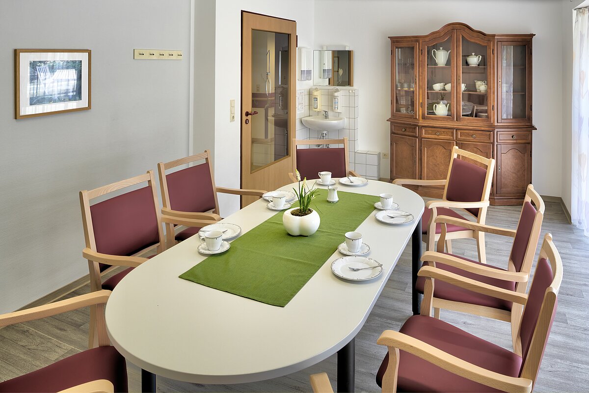Gemeinschaftsraum mit großem Tisch im Altenzentrum Lindenhof