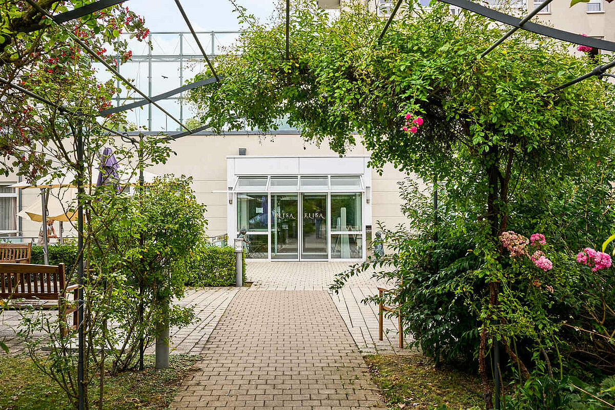 Terrasse und Gartenanlage im Alloheim Ingolstadt