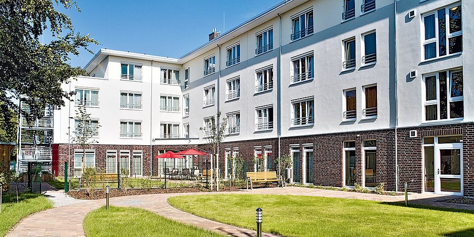 Flanieren im Garten des Pflegeheims Hamburg-Billstedt