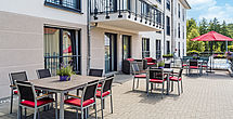 Frische Luft schnappen auf der Terrasse im Pflegeheim Wöllstadt
