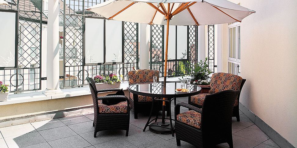 Die einladende Terrasse im Komfort-Demenz-Wohnbereich im Seniorenheim Oberursel