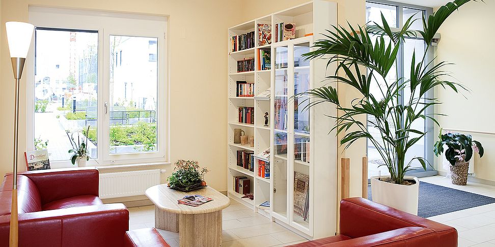 Ein gutes Buch aus der eigenen Bibliothek im Pflegeheim Guetersloh
