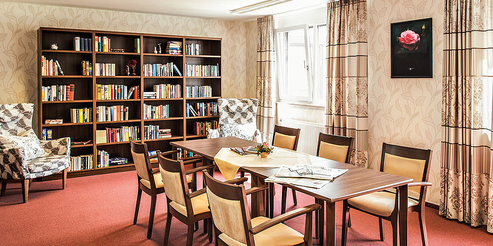 Umfangreiche Auswahl in der Bibliothek im Pflegeheim Kriftel