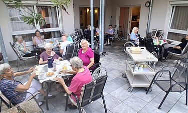 Auf der Terrasse und im Garten frühstücken die Senioren im Kursana Domizil gern. Da entsteht schon am Morgen eine besondere Atmosphäre und  gutes Gefühl.