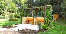 Sitzgelegenheiten im Garten des Pflegeheims Reichenbach