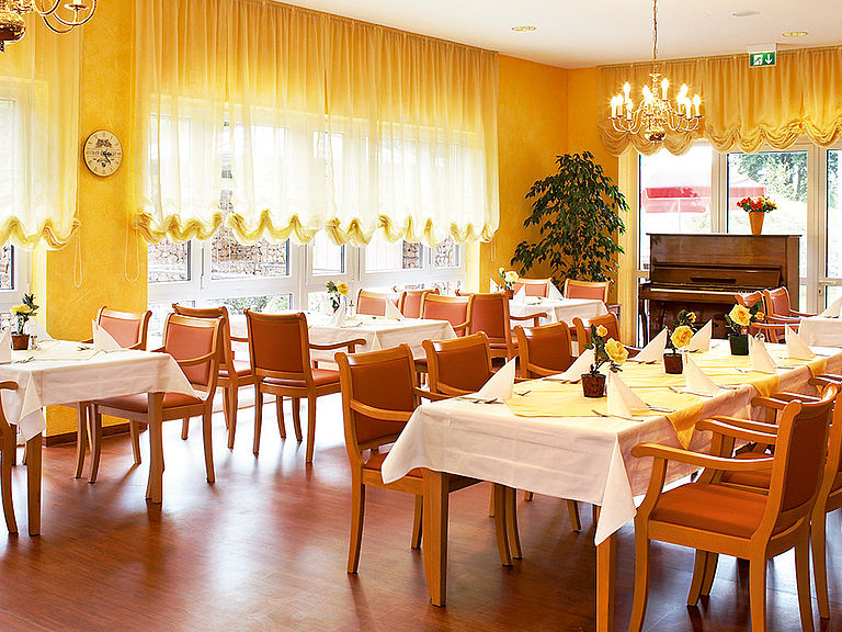 Das einladende und stilvolle Restaurant im Pflegeheim