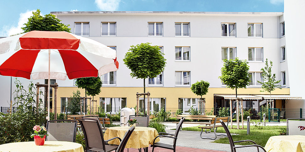 Im Pflegeheim Merseburg kann man auf der Terrasse die Seele baumeln lassen