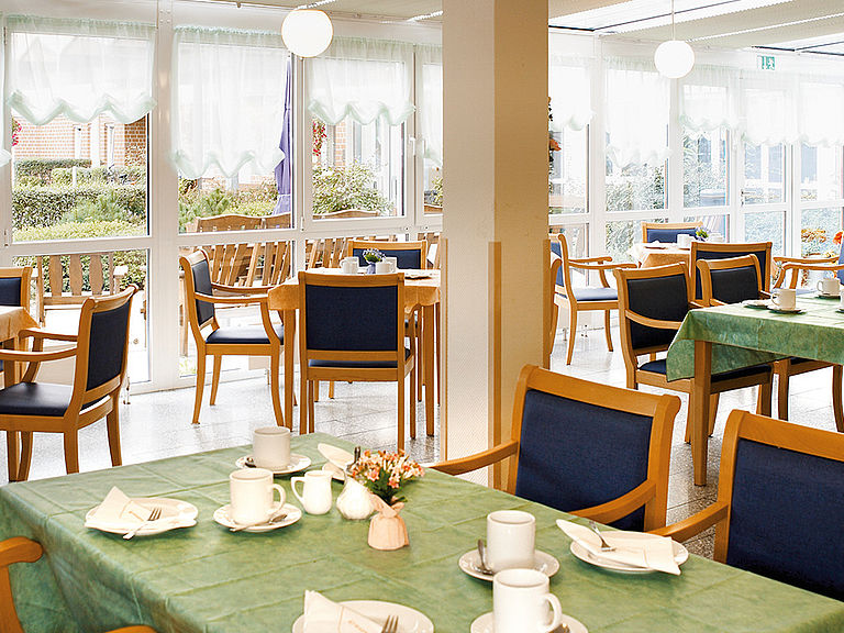 Das einladende und stilvolle Restaurant im Pflegeheim Schwedt
