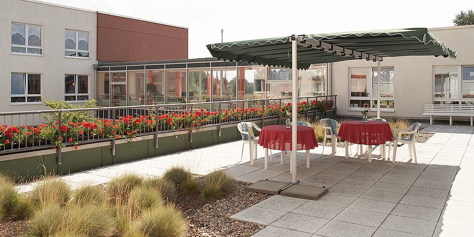 Frische Luft schnappen auf der Terrasse im Pflegeheim Grimmen