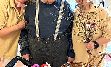 Bewohner Alfred Dähmlow ließ sich gern von den Osterhäsinnen Yvonne (links) und Beate drücken.