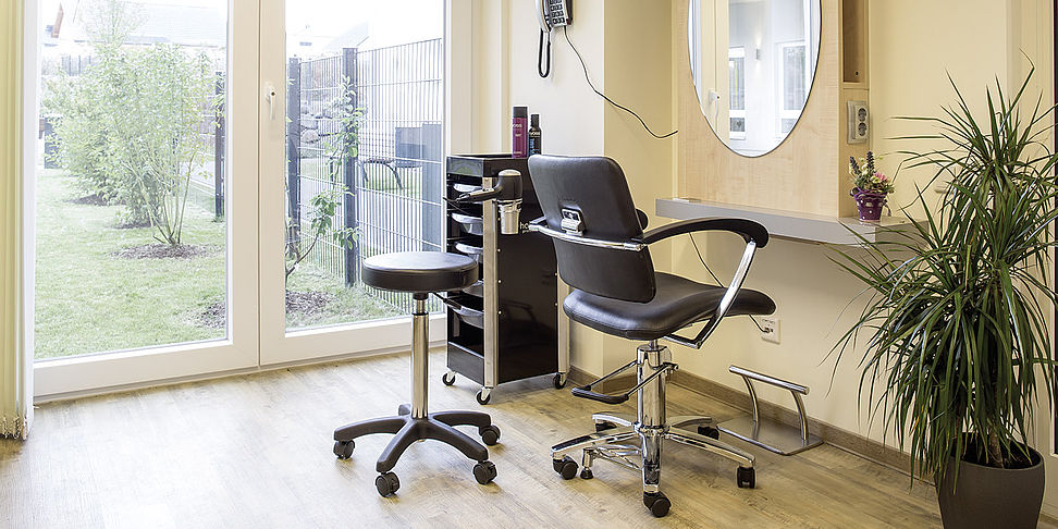 Das Pflegeheim Mücke verfügt über einen eigenen Friseursalon.