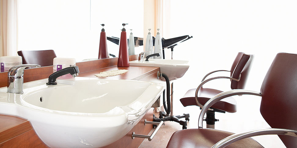 Das Pflegeheim Diedorf verfügt über einen eigenen Friseursalon.