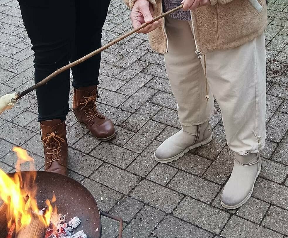 Bewohnerin bei Lichterfest vor Feuerschale