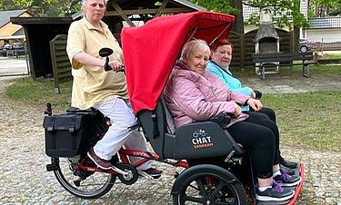 Auch Maren Witter von der sozialen Betreuung probierte das Fahrradtaxi einmal aus.