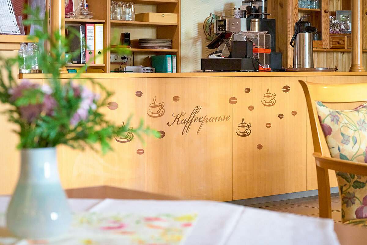 Kaffestation "Kaffepause" in Speisesaal mit Blumen