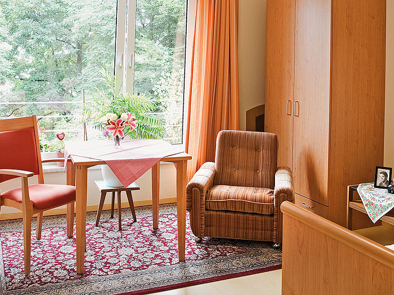 Behagliche Atmosphaere im eigenen Zimmer des Kursana Pflegeheims