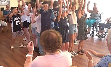 Beim Treffen der Generationen haben die Senioren im Kursana Domizil mit den Kindern der Otzberg-Schule gesungen, getanzt und sich in lockerer Atmosphäre kennengelernt.