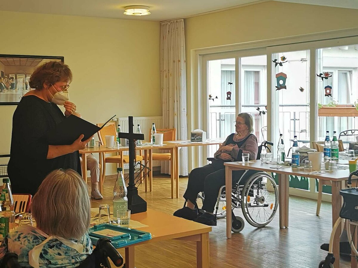 Prädikantin beim Gottesdienst im Pflegeheim AGO Rosbach