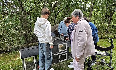 Umzug ins Grüne: Die Meerschweinchen im Kursana Domizils Siegen haben nun auch einen Außenstall. 