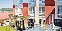 Frische Luft schnappen auf dem Balkon im Pflegeheim Moembris