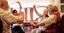 Bewohner im Pflegeheim machen gemeinsam Gymnastik
