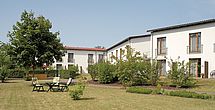 Flanieren im Garten des Pflegeheims Torgelow, Haus am Tanger.