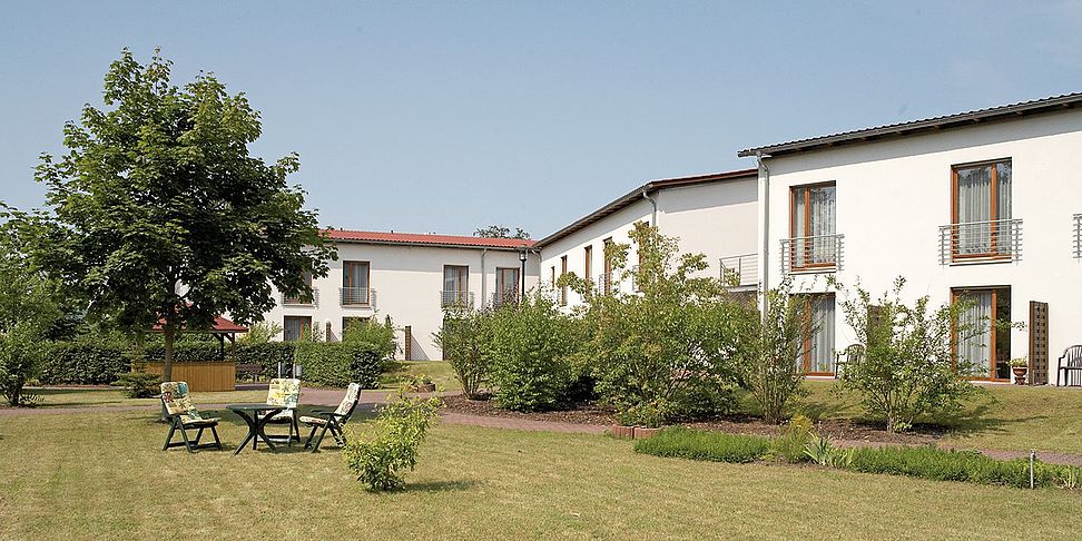 Flanieren im Garten des Pflegeheims Torgelow, Haus am Tanger.