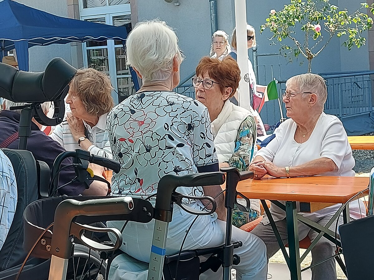 bewohner beim Sommerfest 25