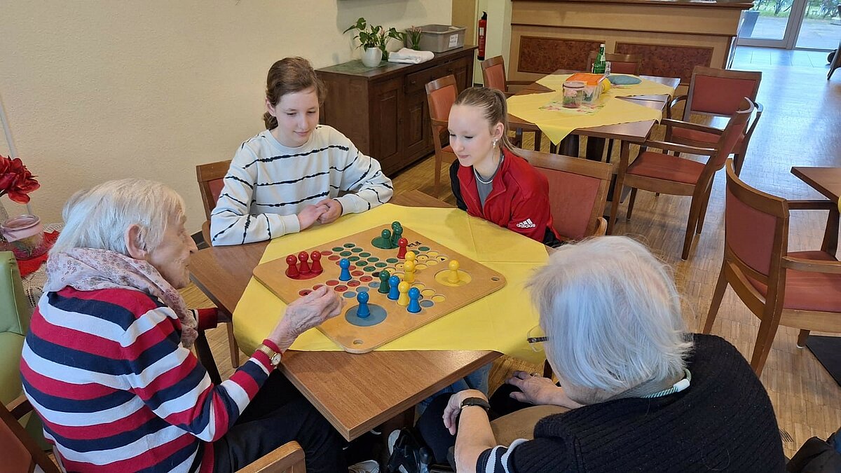 Lesen und spielen mit Schülerinnen