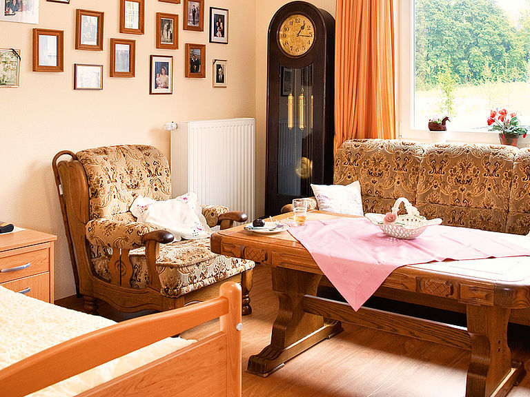 Erinnerungsstuecke des Lebens im eigenen Zimmer im Pflegeheim