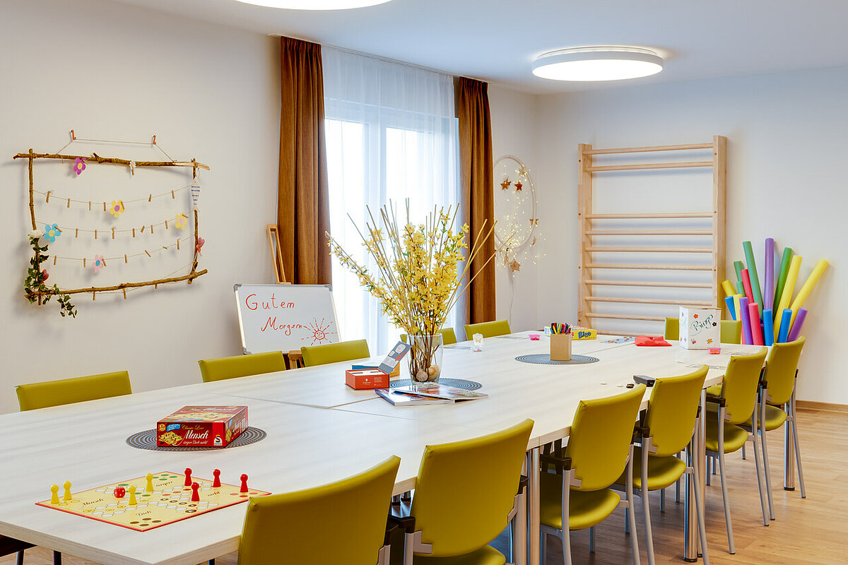 Gemeinschaftsraum mit Spielen im Seniorenheim in Schleswig