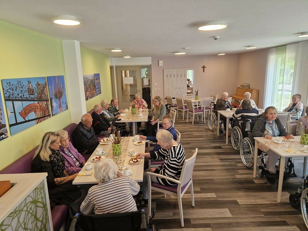 gut besuchtes Café