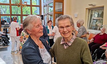 Ein tolles Beispiel für Integration: Fitte Seniorinnen und Bewohner mit Einschränkungen genießen es, miteinander zu tanzen. 