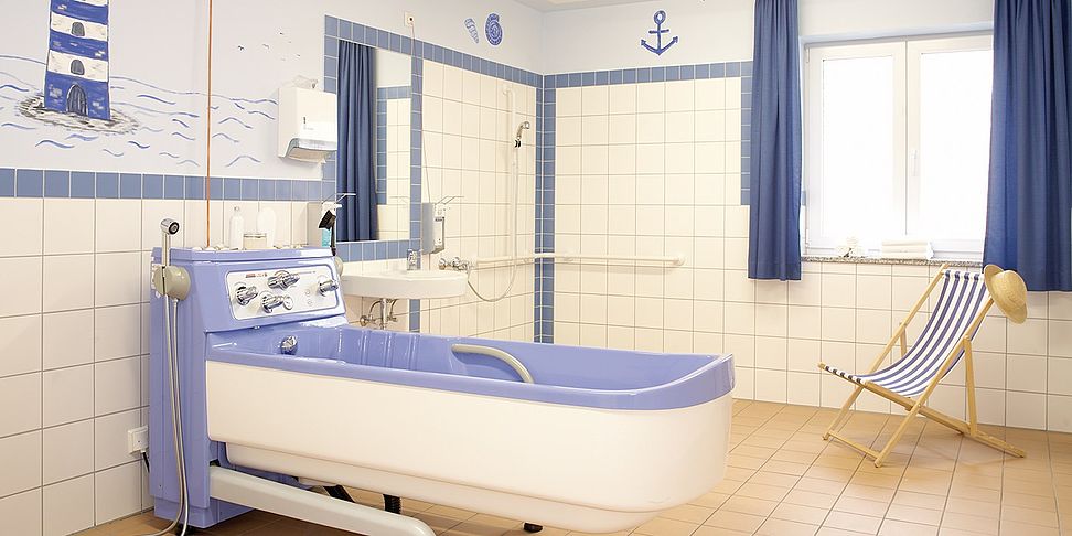 Im Stationsbad des Altenheim Weiden können Sie bei einem Therapiebad entspannen.