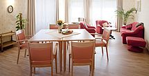 Wohnliche Atmosphäre findet man in den Tagesräumen des Pflegeheims Dreieich