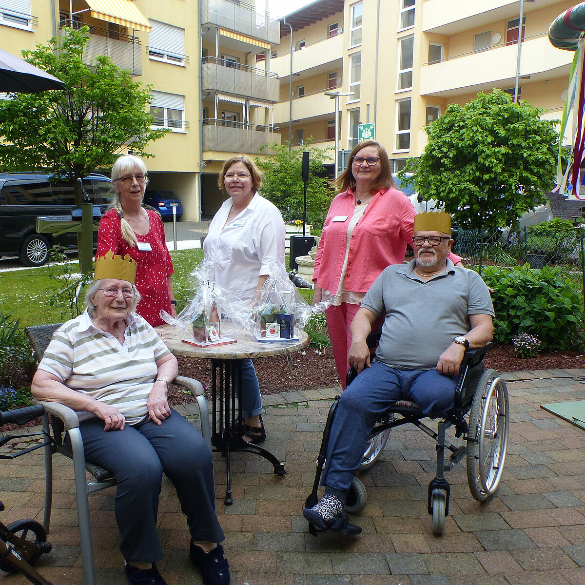 Maikönigin, Maikönig und drei Mitarbeiter