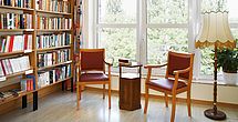 In der Bibliothek des Pflegeheims Guben findet jeder Bewohner ein Buch.