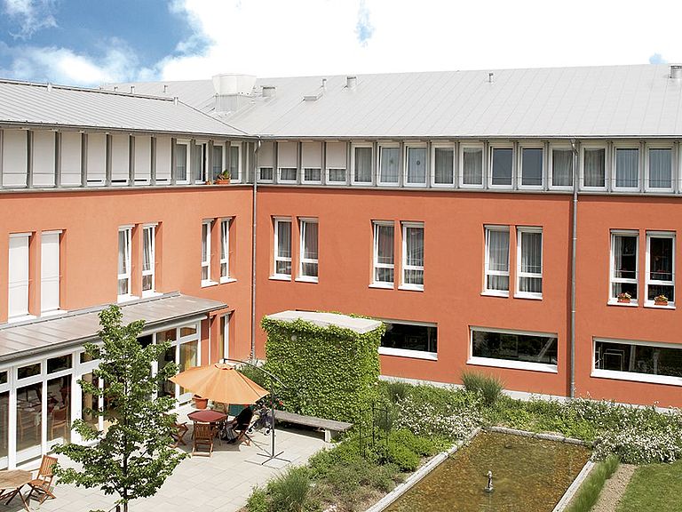 Das Pflegeheim Friesenheim in der Frontalansicht
