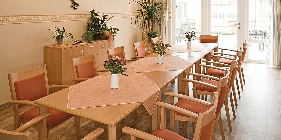 Im Tagesraum des Pflegeheims Kaiserslautern treffen sich die Bewohner.