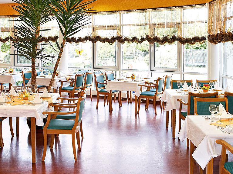 Das einladende und stilvolle Restaurant im Pflegeheim Pilsting